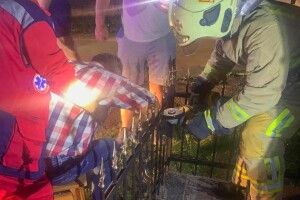 На Рівненщині рятувальники визволяли чоловіка з металевої огорожі