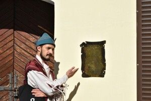 На площі Ринок встановили таблицю, присвячену відомому сатиричному твору, який зародився у Луцьку