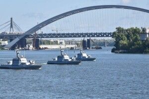Влада нищить «Кузню на Рибальському», але використовує збудовані там кораблі на параді