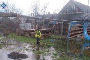 Волинські рятувальники й далі мусять помагати людям у відкачуванні води