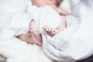 Жінка таємно народила вдома і ховала немовля у шафі