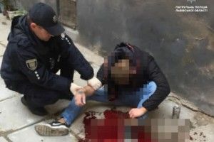 23-річний чоловік посеред вулиці порізав собі вени