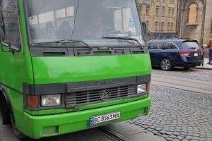 Львівський маршрутчик відмовив у проїзді жінці, яка є матір’ю загиблого на війні Героя 
