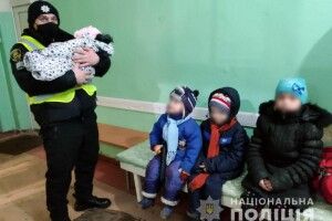 Сиділи холодні, голодні і плакали: в будинку знайшли чотирьох маленьких дітей, залишених батьками напризволяще