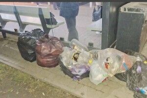 У Луцьку оштрафували продавчиню пекарні через сміття на зупинці (Фото)