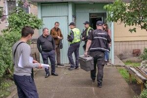 В Києві у квартирі багатоповерхівки виявили тіла двох людей і виснажену дворічну дівчинку