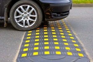 Біля входу в центральний парк Луцька демонтують «лежачих поліцейських»