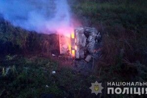 Після зіткнення одне авто перекинулося і загорілося: у моторошній ДТП вже 5 загиблих, з них 3 дітей (Фото)