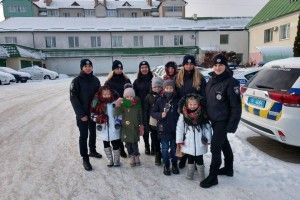 «Коляд, коляд, коляда! Холод взимку не бiда»: рівненські патрульні перекваліфікувалися на вертепниць (фото) 