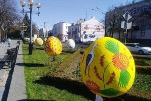 Гігантські писанки виставили у центрі Рівного