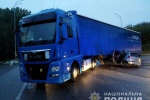 На Рівненщині кросовер влетів під фуру, водія деблокували рятувальники (Фото)