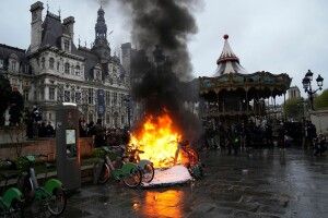 У Франції пенсійний вік збільшили з 62 років до 64