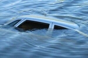 На Рівненщині в озері разом із автівкою втопилися двоє молодиків
