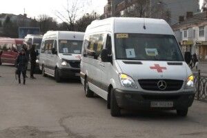 «Нехай діти не бачать війни»: У Рівному переселенців безкоштовно возить до кордону (Відео, фото)