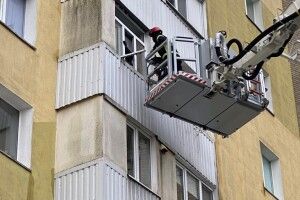 У Луцьку рятувальники визволили із заблокованої квартири дворічну дитину