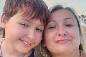 В Ірпені загиблих матір і сина поховали просто в дворі (Фото)