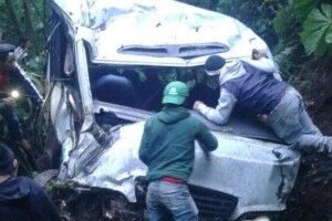 Пасажирський автобус змило у прірву: багато загиблих