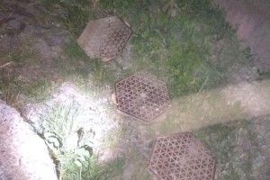 У Рівному «на гарячому» попалися дві падлюки, які цупили каналізаційні люки 