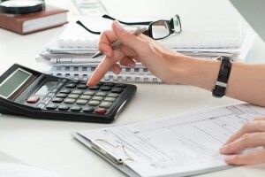 Українці повинні заплатити податки за свої квартири, машини і доходи: скільки і коли