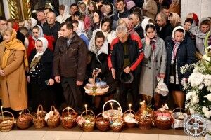 Скільки людей прийшло на Пасхальне богослужіння в кафедральний собор Всіх Святих землі Волинської (Фото)