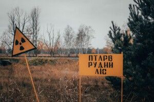 Російські окупанти у Рудому лісі підняли хмари радіоактивного пилу