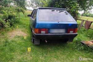 На Рівненщині чоловік у старій автівці приховував арсенал зброї