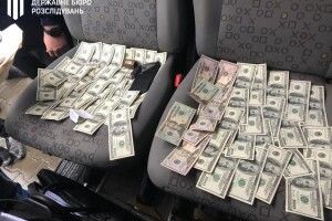 Понад 12 тисяч доларів за розмитнення 306 авто: за хабар судитимуть керівника митного поста «Ковель»