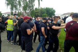 Політичні сутички у Березному на Рівненщині: вибух гранати, попереджувальні постріли, поранений начальник управління патрульної поліції області...