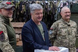Ні дня без допомоги ЗСУ: Порошенко передав дрони Autel для бійців ССО