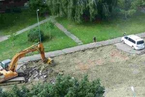 У Луцьку під час ремонту навколо припаркованого буса зняли асфальт (Фото)