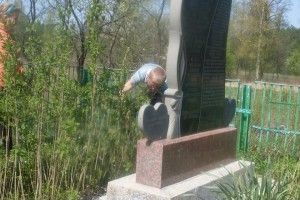 Яревищенські школярі прибрали могилу, де поховано розстріляне весілля