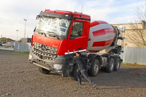 На Волині працівниця митниці не дала перекинутись вантажівці-бетонозмішувачу