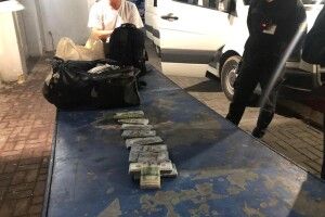 Двоє українців спробували провезти через кордон понад 70 тисяч доларів США та ґаджети на пів мільйона гривень (Фото)