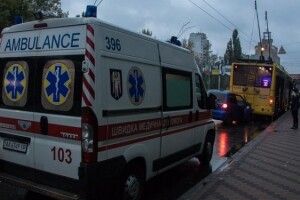 Рівнянку у тролейбусі вдарило струмом: жінку госпіталізували