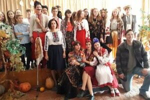 У Волинському селі на святковому ярмарку американець став козаком із прізвиськом Жердина Перебийколіна