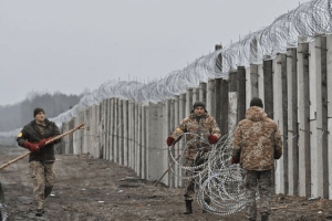Волинські священники допомагають будувати стіну з білоруссю