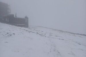 Зима напередодні літа: гору в Карпатах замело снігом (Фото)