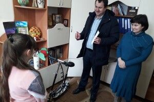 Голова громади на Волині прийшов до школи, щоб вручити подарунок доньці загиблого учасника АТО