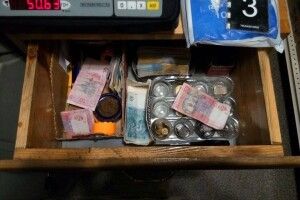 Озброєний ножем розбійник виніс із продмагу 700 гривень і трохи попоїсти