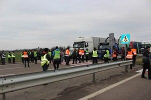 Прочекавши чотири доби на кордоні, далекобійники перекрили трасу