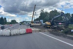 Щоб дорога не «пішла під воду»: під Луцьком ремонтують ключовий автошлях