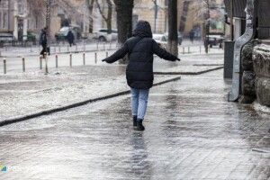 У Луцьку на тротуарах – ожеледиця, уже працює спецтехніка