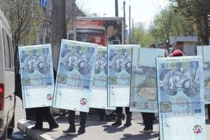 Проїзд буде 5 гривень. Цікаво, в чиїх кишенях вони осідатимуть?