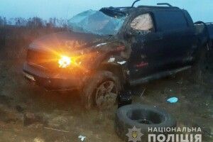 ДТП на трасі «Київ-Чоп» поблизу Великої Омеляни: «Toyota Tundra» перекинувся у кювет – 53-річний водій загинув