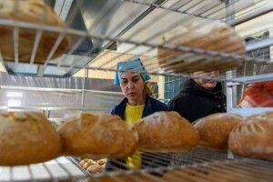 Рік тому у Херсоні відкрилась волонтерська пекарня, яка працює попри обстріли русні