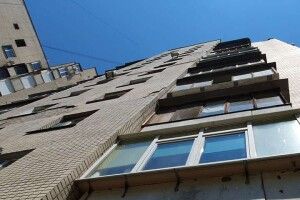 Із балкона багатоповерхівки випав 8-річний хлопчик