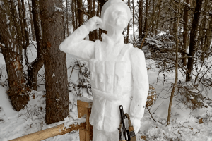 Боєць тероборони з Волині створив снігового воїна у свій день народження (Відео)
