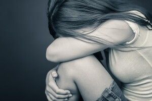 З'явилися моторошні подробиці зґвалтування 16-річної дівчини, яку вивезли в ліс двоє дорослих дядьків