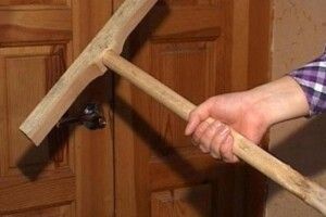 Двійко дядьків із мачете та шваброю приїхали до замовника виконати його сексуальну фантазію, але помилилися адресою...