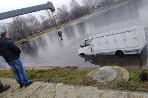 На Львівщині мікроавтобус в'їхав в озеро (Фото)
